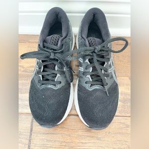 Women’s ASICS gel nimbus 23 running shoe. Black and white. Size 8.